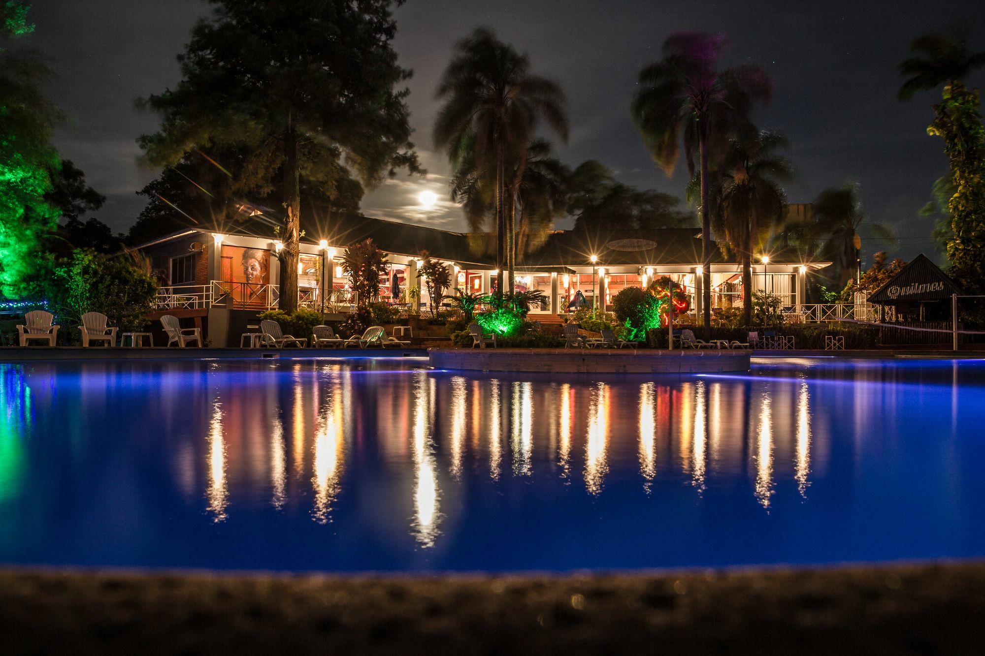 Tangoinn Club Iguazu Party Luxury Hostel Puerto Iguazu Exterior photo
